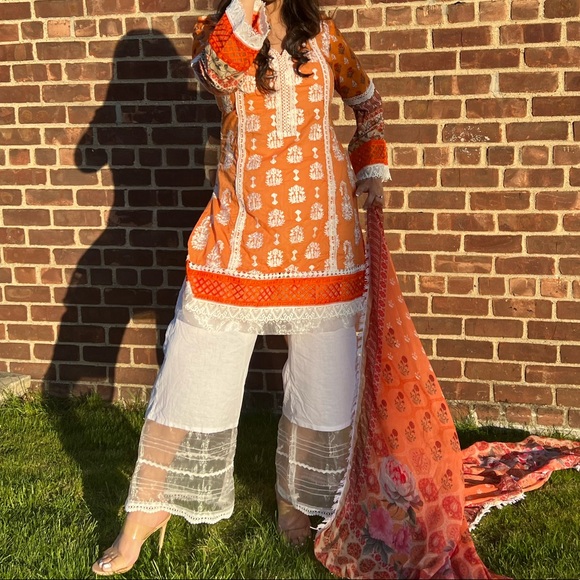 Sobia Nazars Lawn Suit Set size small - Picture 7 of 7